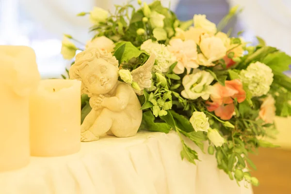 Basit ama lüks zengin tablo bir düğün kutlama için ayarlama