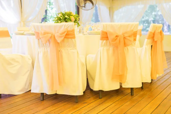 Simples, mas luxo rico configuração de mesa para uma celebração de casamento i — Fotografia de Stock