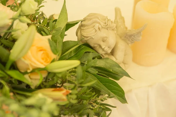 Basit ama lüks zengin tablo bir düğün kutlama için ayarlama