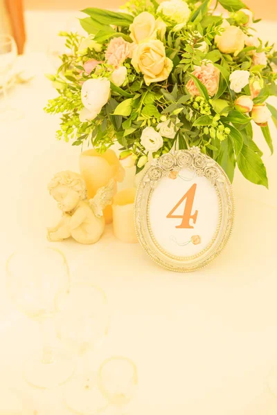 Basit ama lüks zengin tablo bir düğün kutlama için ayarlama