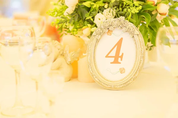 Basit ama lüks zengin tablo bir düğün kutlama için ayarlama