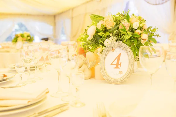 Basit ama lüks zengin tablo bir düğün kutlama için ayarlama