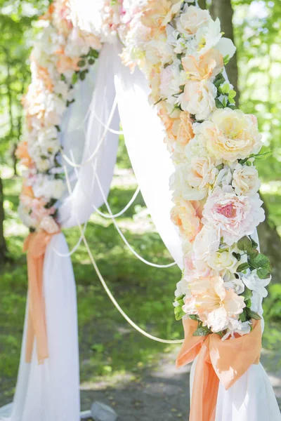 Простая, но красивая и романтичная свадебная арка украшена фл — стоковое фото