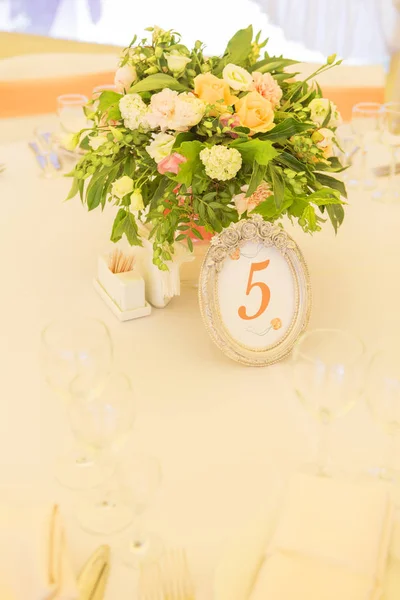 Basit ama lüks zengin tablo bir düğün kutlama için ayarlama