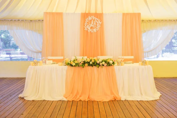 Basit ama lüks zengin tablo bir düğün kutlama için ayarlama