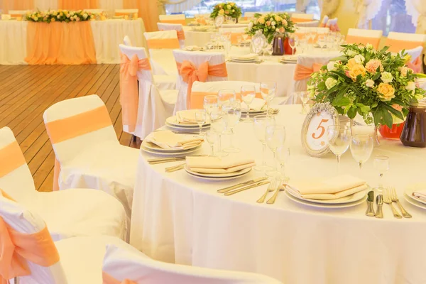 Basit ama lüks zengin tablo bir düğün kutlama için ayarlama