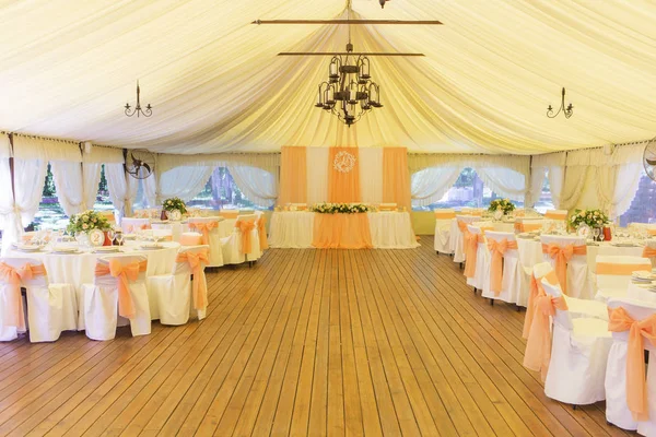 Basit ama lüks zengin tablo bir düğün kutlama için ayarlama