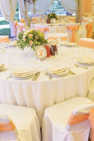 Basit ama lüks zengin tablo bir düğün kutlama için ayarlama