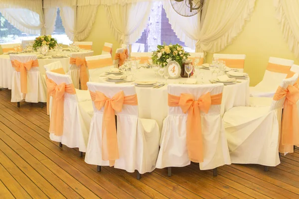 Simples, mas luxo rico configuração de mesa para uma celebração de casamento i — Fotografia de Stock