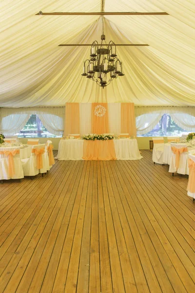 Basit ama lüks zengin tablo bir düğün kutlama için ayarlama