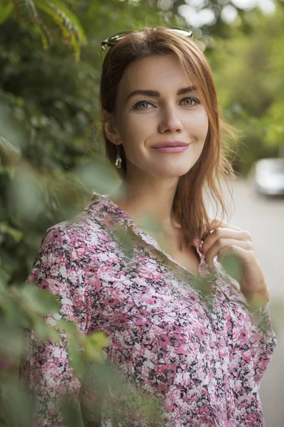 Sevimli güzel ince esmer beyaz kadın rahat hipster o