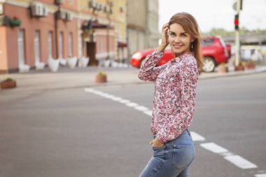 Sevimli güzel ince esmer beyaz kadın rahat hipster o