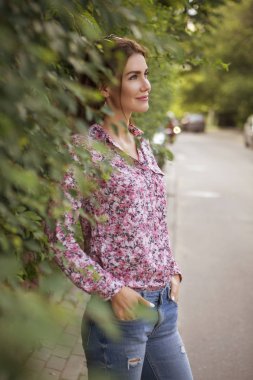 Sevimli güzel ince esmer beyaz kadın rahat hipster o