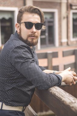 Casua içinde giyinmiş Avrupa şehirde bir yolda mutlu beyaz adam