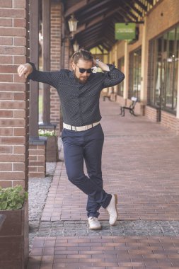 Avrupa şehir, gündelik kıyafeti giymiş bir yolda mutlu beyaz adam. Yaz Yaz