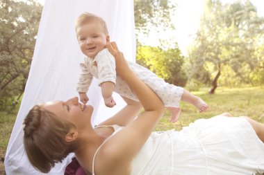 İçinde beyaz elbiseli kısa saç kesimi mutlu beyaz kadınla şirin 