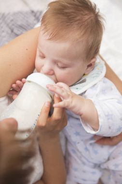 Beyaz elbise Fee kısa saç kesimi mutlu beyaz kadınla şirin