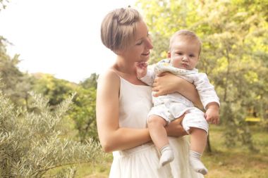 İçinde beyaz elbiseli kısa saç kesimi mutlu beyaz kadınla şirin 