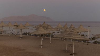 Yaz aylarında tropikal sıcak yerde deniz kıyı görünümünü. İyi akşamlar, s