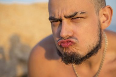 Seksi ince uygun esmer adam Mavi mayo keyfini çıkarın tatil, stan