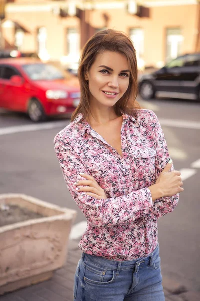 Sevimli güzel ince esmer beyaz kadın rahat hipster o