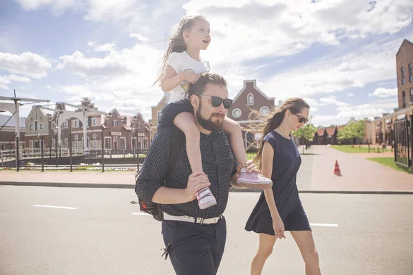 Feliz família caucasiana de mãe pai e filha em um passeio i — Fotografia de Stock