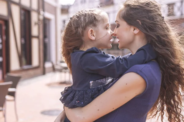 Heureuse famille caucasienne de mère et fille en promenade en europ — Photo