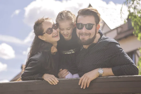 Lyckliga kaukasiska familjen mamma, Pappa och dotter på en promenad jag — Stockfoto