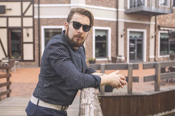 Casua içinde giyinmiş Avrupa şehirde bir yolda mutlu beyaz adam