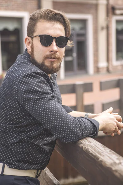 Casua içinde giyinmiş Avrupa şehirde bir yolda mutlu beyaz adam