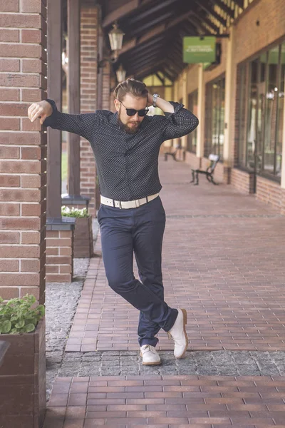 Glücklicher kaukasischer Mann bei einem Spaziergang in der europäischen Stadt, in lässigem Outfit. Sommerlicht — Stockfoto