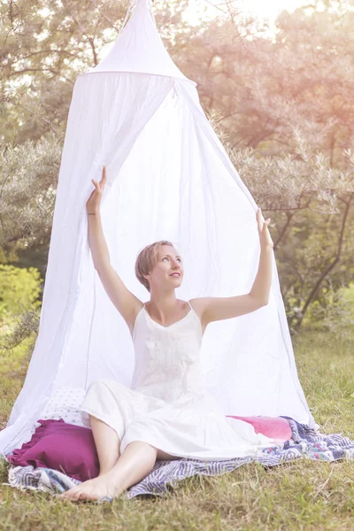 Mignon heureux femme caucasienne avec coupe de cheveux courte en robe blanche dans — Photo