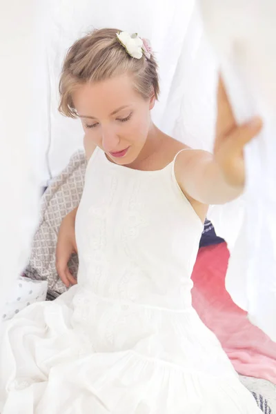 Linda mujer caucásica feliz con corte de pelo corto en vestido blanco en — Foto de Stock