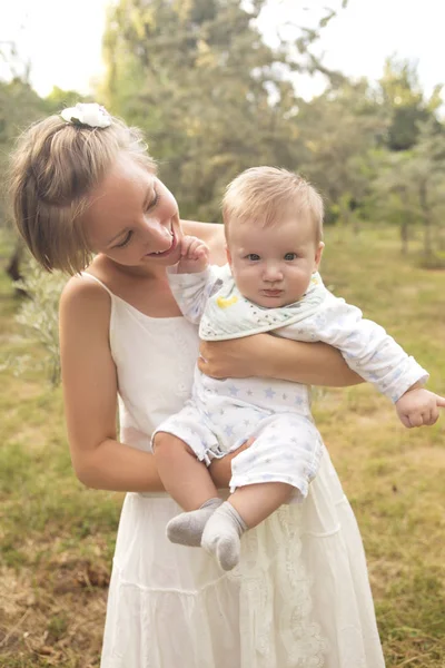 İçinde beyaz elbiseli kısa saç kesimi mutlu beyaz kadınla şirin 