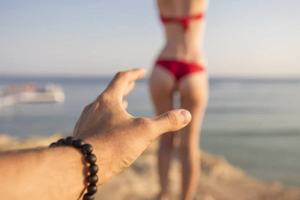 Man hand proberen om vrouw sexy kont (staand terug naar hem) in een r — Stockfoto
