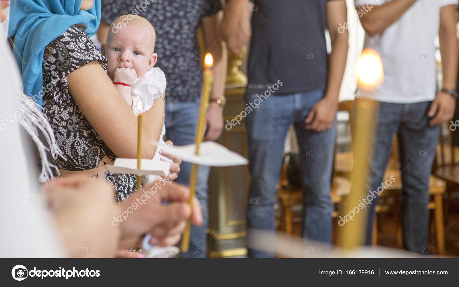 Familias jóvenes felices con un niño recién nacido — Foto de stock
