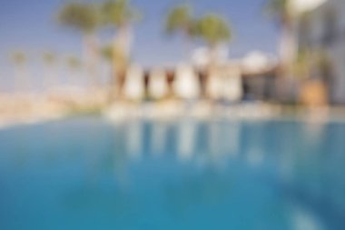 Hotel resort tropikal sıcak yerde beyaz bir bina görünümünü.