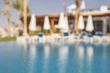 Hotel resort tropikal sıcak yerde beyaz bir bina görünümünü.