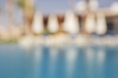 Hotel resort tropikal sıcak yerde beyaz bir bina görünümünü.