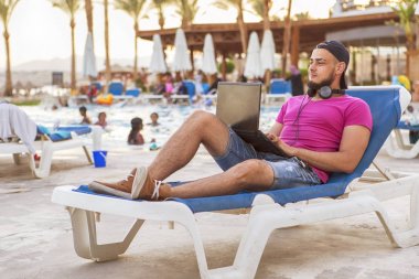 Kot şort Siyah sakallı yakışıklı yetişkin beyaz adam bir