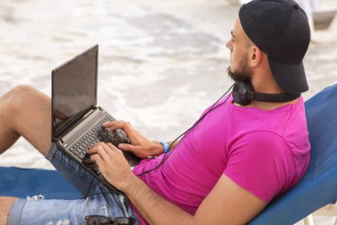 Kot şort Siyah sakallı yakışıklı yetişkin beyaz adam bir