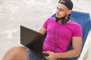 Kot şort Siyah sakallı yakışıklı yetişkin beyaz adam bir