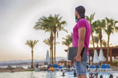 Kot şort Siyah sakallı yakışıklı yetişkin beyaz adam bir