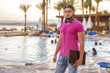 Kot şort Siyah sakallı yakışıklı yetişkin beyaz adam bir