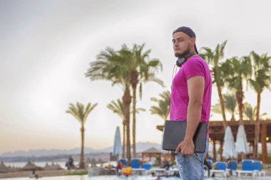 Kot şort Siyah sakallı yakışıklı yetişkin beyaz adam bir