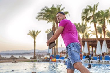 Kot şort Siyah sakallı yakışıklı yetişkin beyaz adam bir