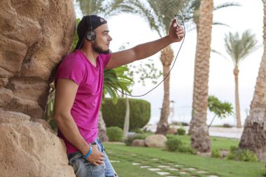 Kot şort Siyah sakallı yakışıklı yetişkin beyaz adam bir