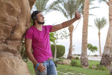 Kot şort Siyah sakallı yakışıklı yetişkin beyaz adam bir