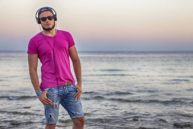 Seksi ince uygun esmer erkek kot şort ve mor pembe 