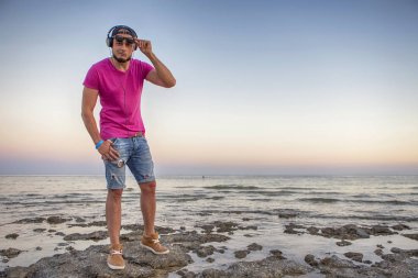 Seksi ince uygun esmer erkek kot şort ve mor pembe 